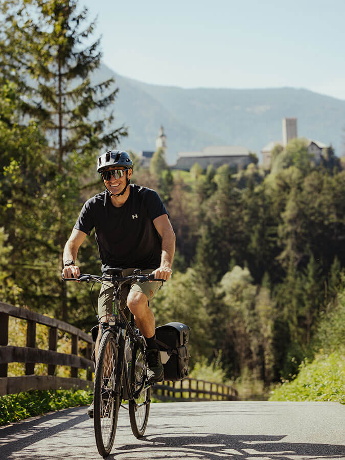 Uomo in bicicletta in estate - Obermairhof a Valdaora