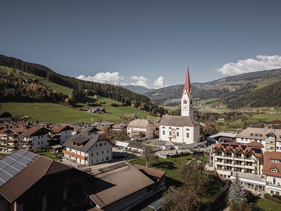 Obermairhof e Valdaora di Sotto dall'alto - formato orizzontale - Obermairhof a Valdaora