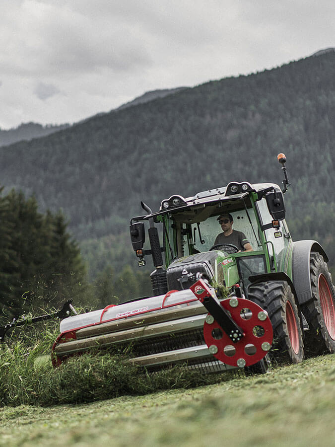 Trattore sul campo - formato verticale - Obermairhof a Valdaora