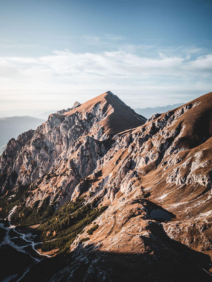 Paesaggio montano in estate dall'alto - Obermairhof a Valdaora