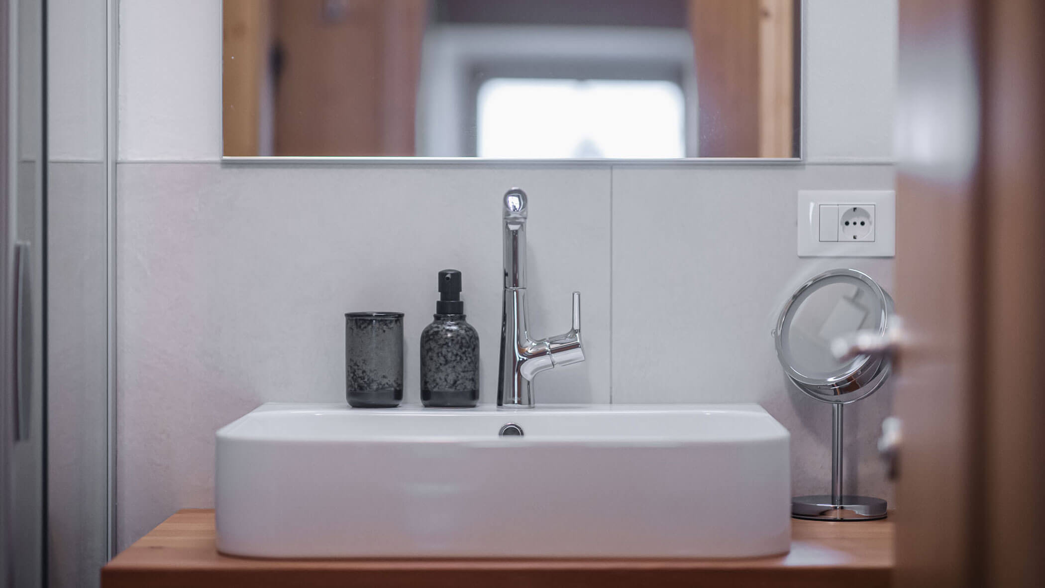 Holiday apartment - detail of washbasin with soap - Obermairhof in Valdaora