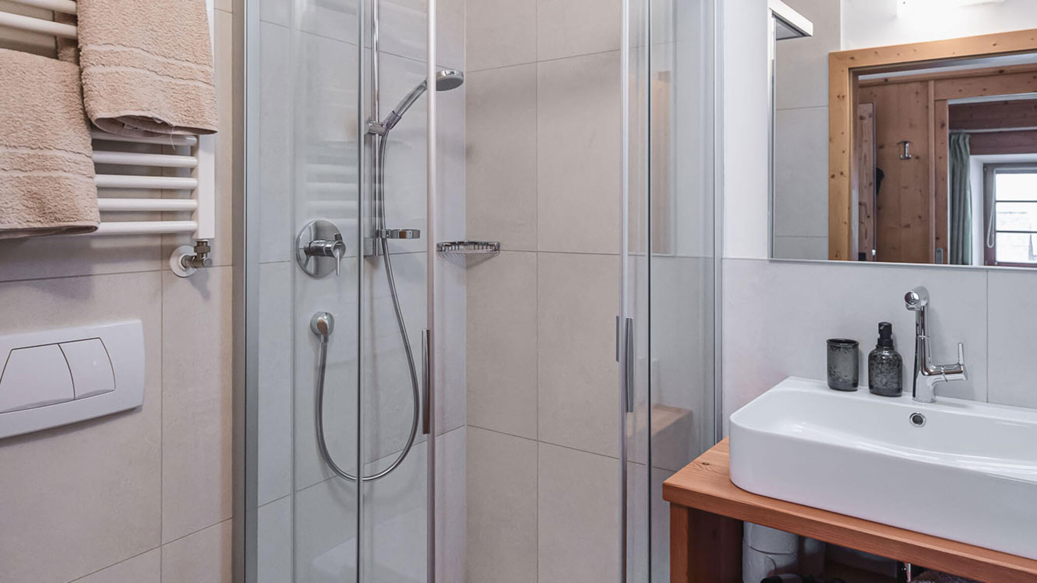 Holiday apartment - bathroom with shower & washbasin - Obermairhof in Valdaora