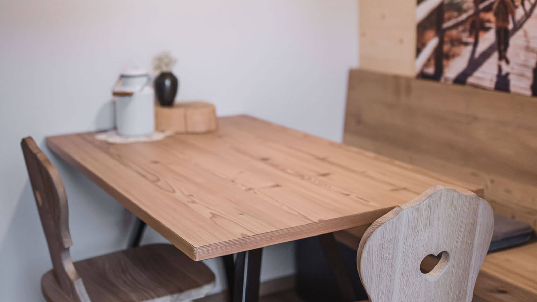 Holiday apartment - detail - dining table on wood - Obermairhof in Valdaora
