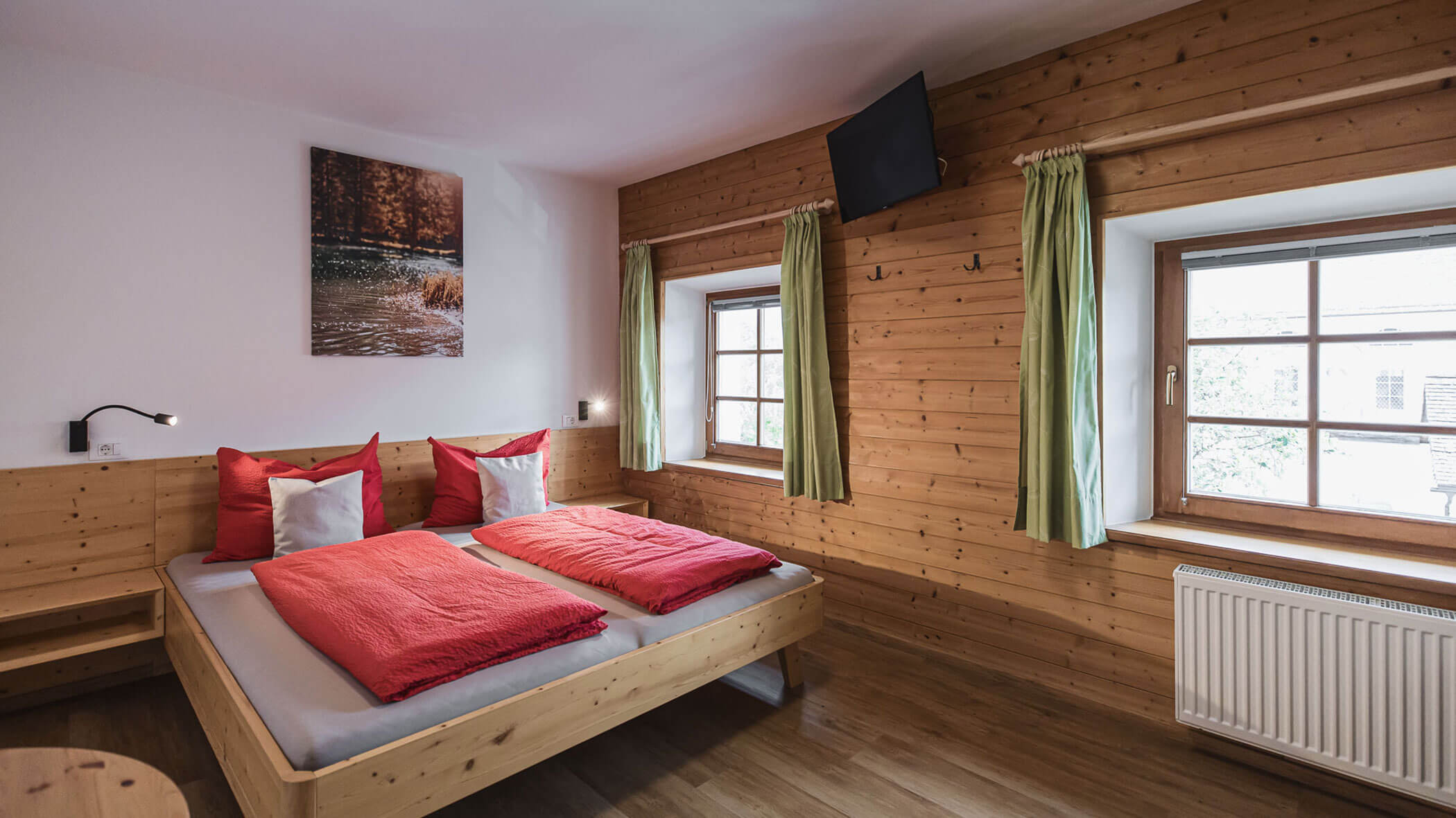 Holiday apartment - bedroom with TV - Obermairhof in Valdaora