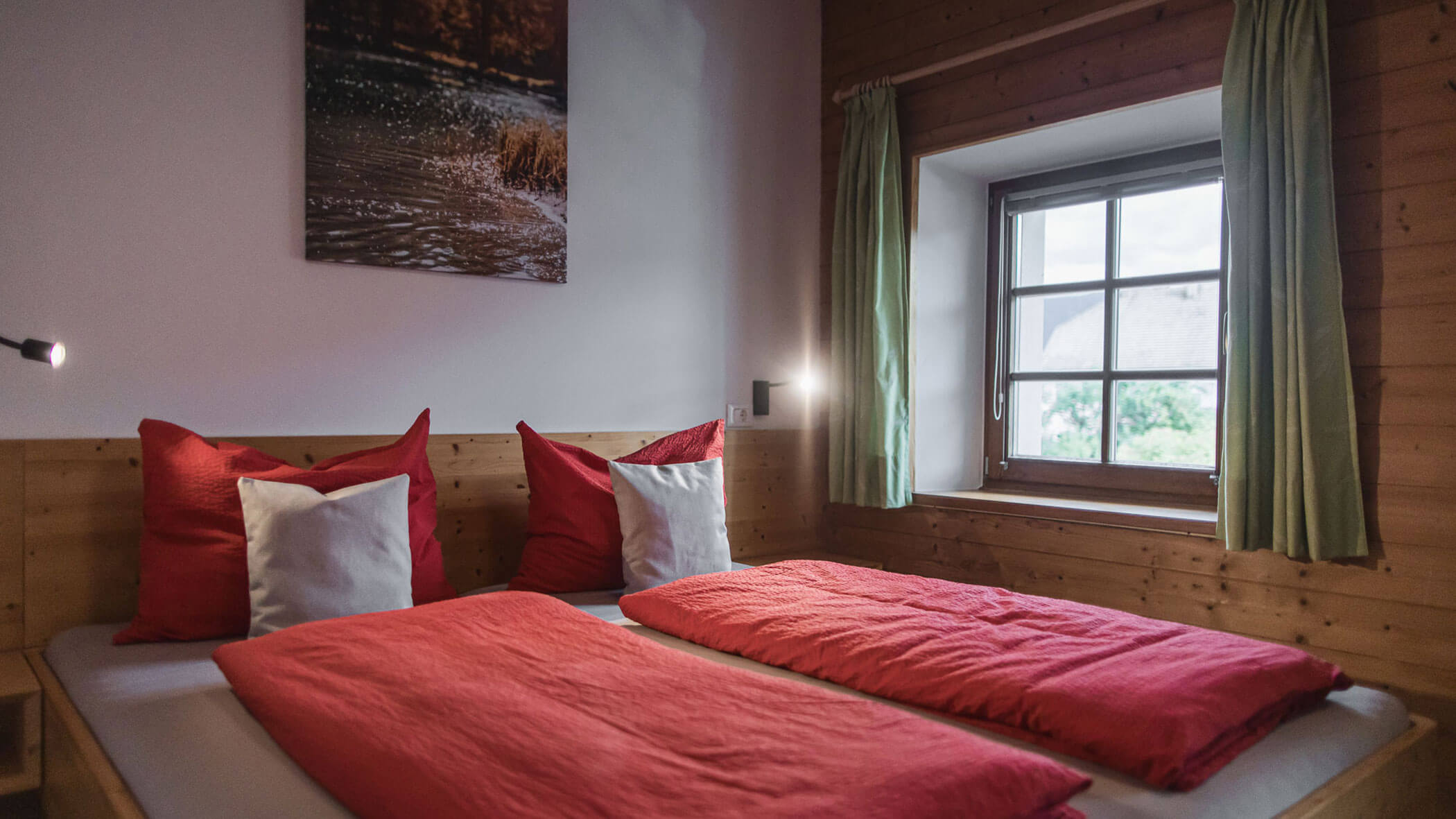 Holiday apartment - double bed by the window - Obermairhof in Valdaora