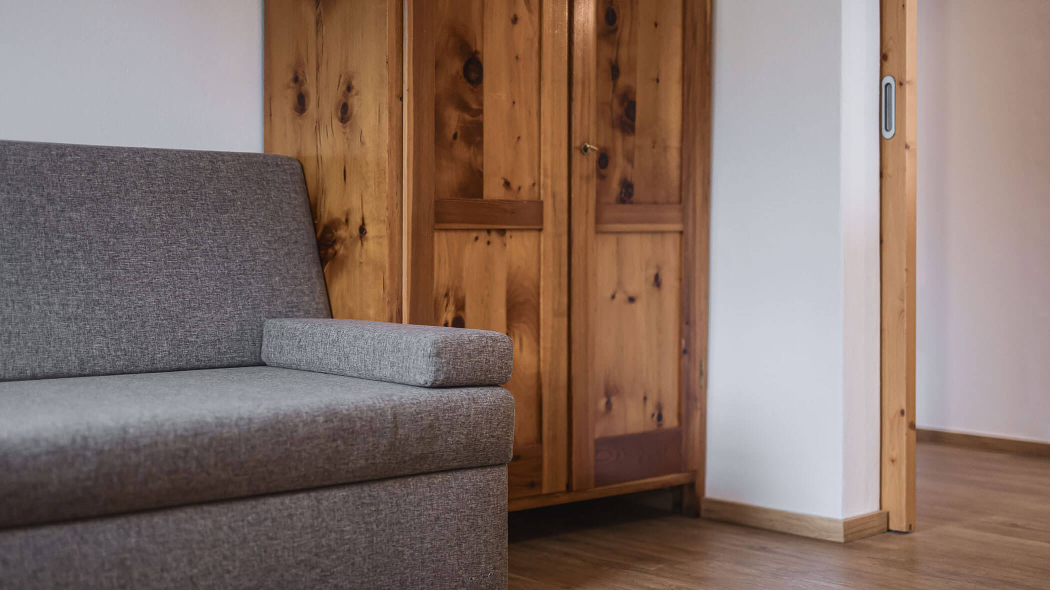 Holiday apartment - detail of couch - Obermairhof in Valdaora