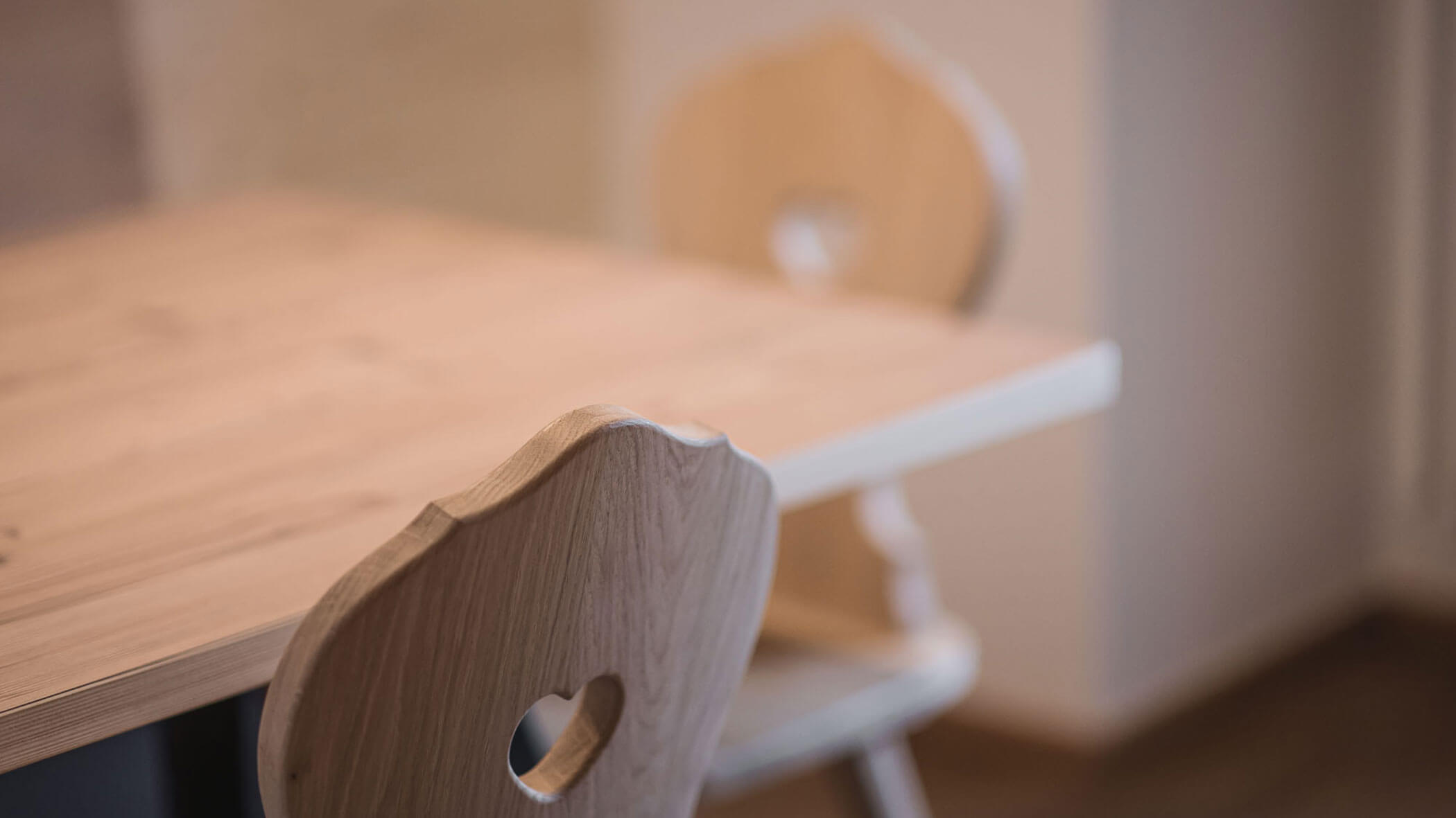 Holiday apartment - wooden table with chairs - Obermairhof in Valdaora