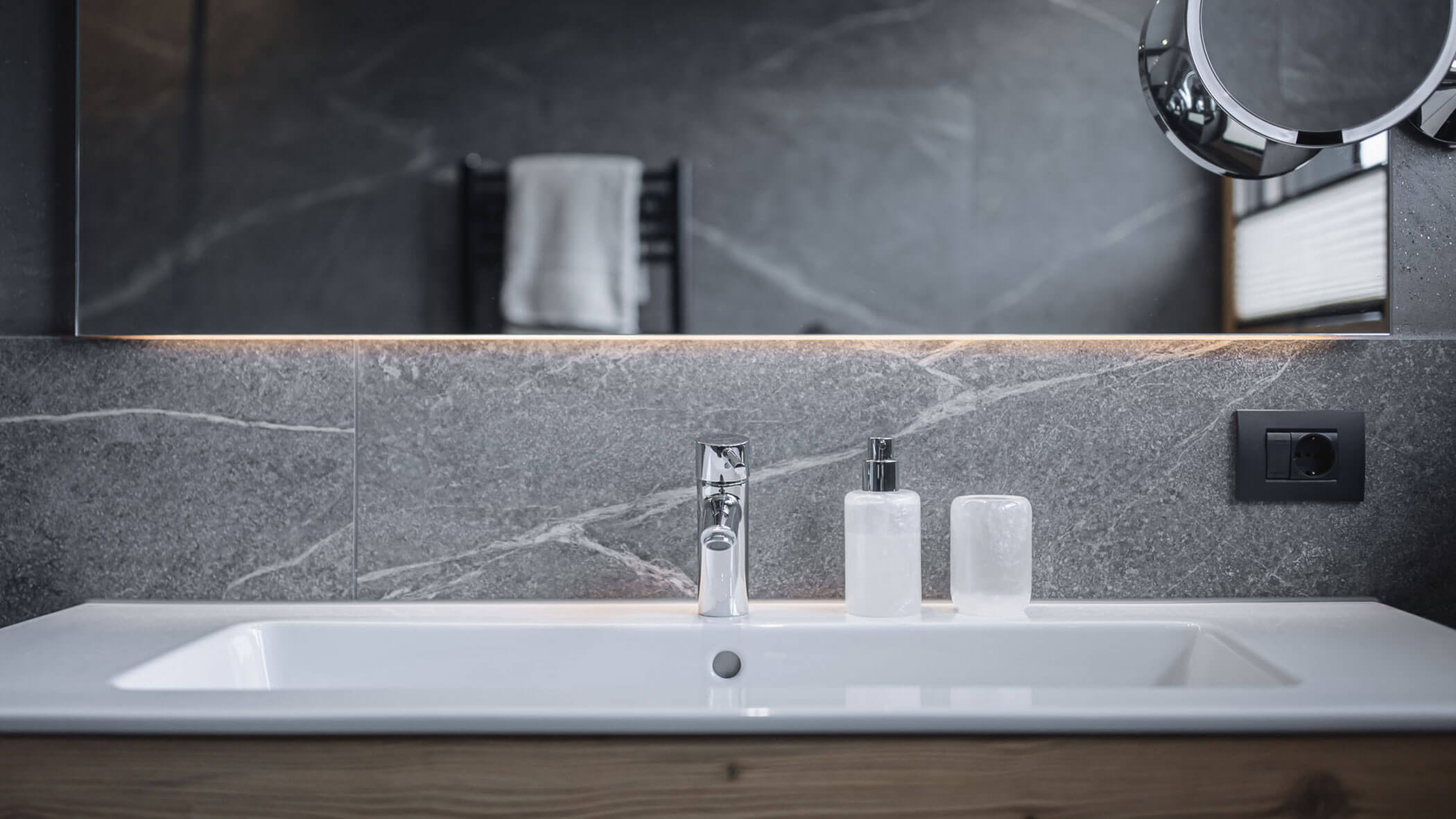 Holiday apartment - bathroom with washbasin - Obermairhof in Valdaora