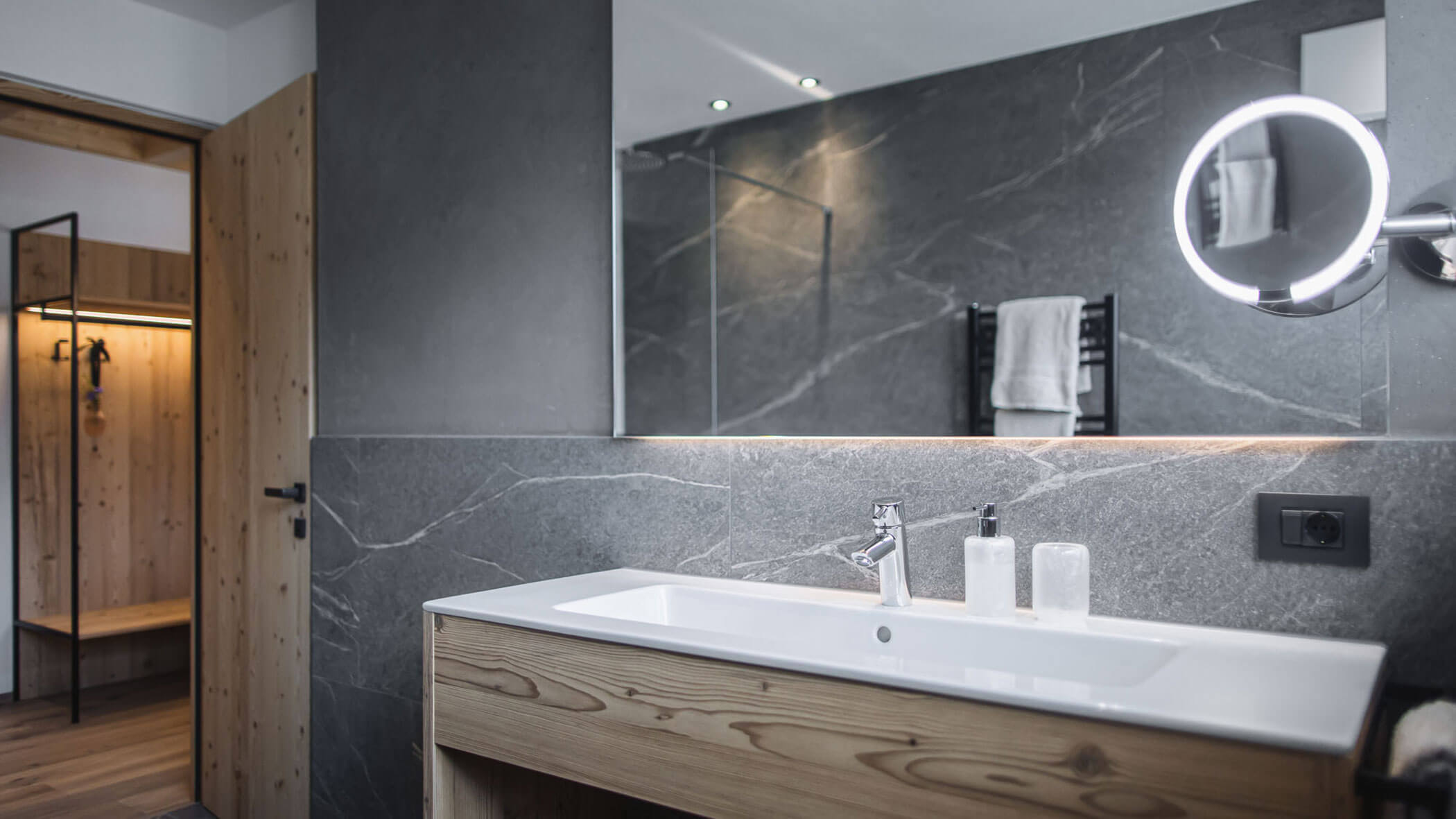 Holiday apartment - bathroom - Obermairhof in Valdaora