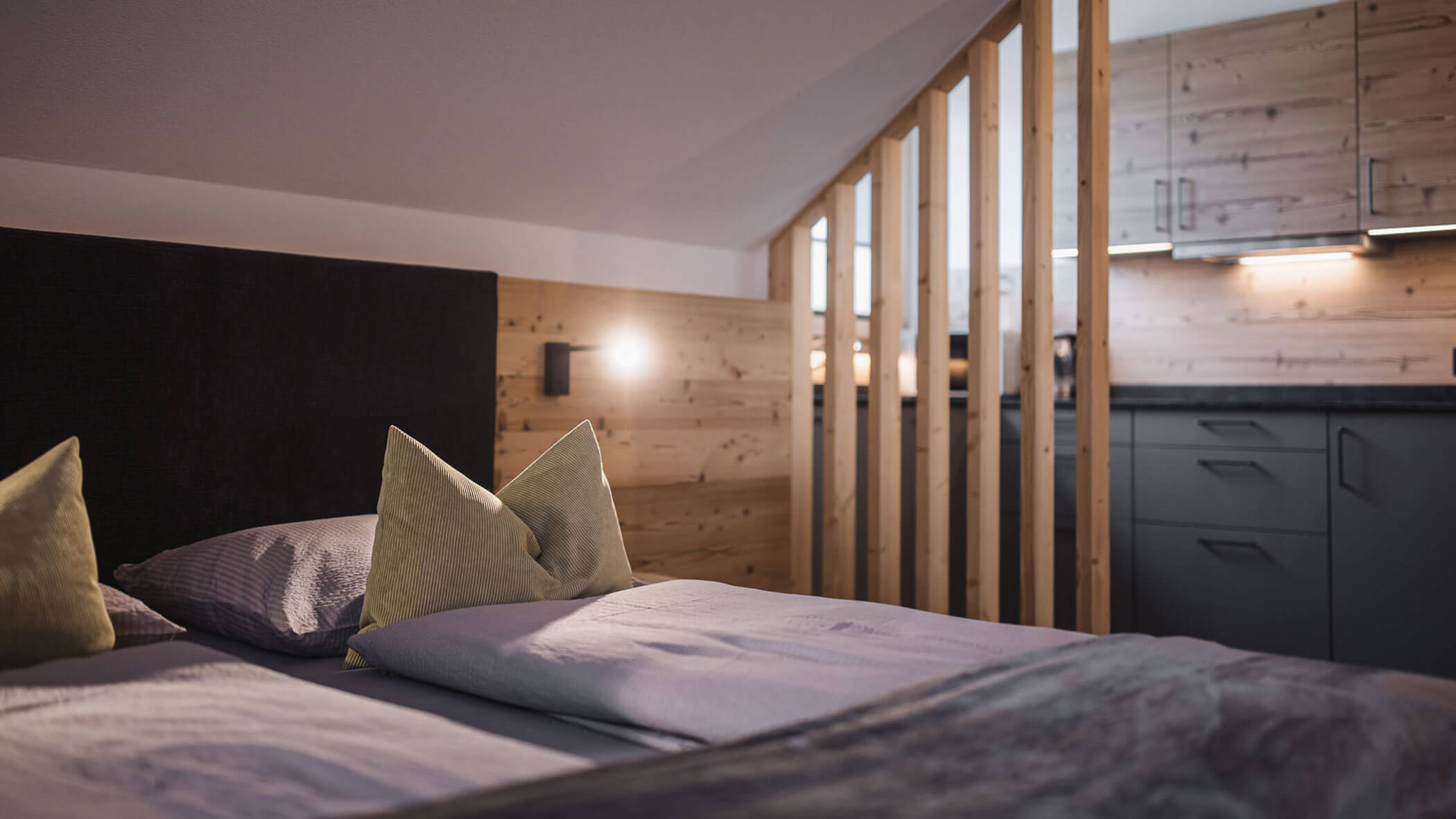 Holiday apartment - detail - bed & kitchen - Obermairhof in Valdaora