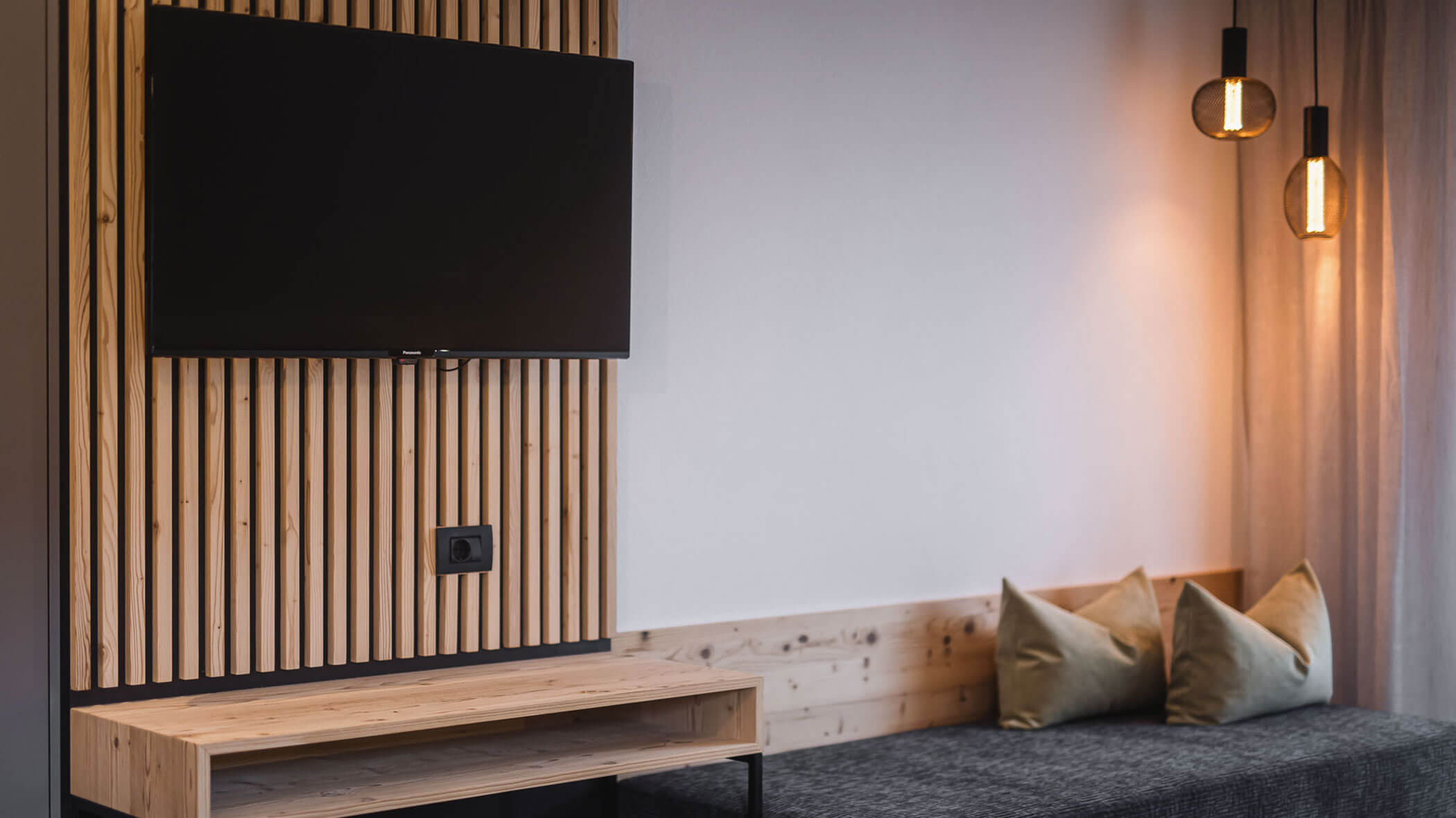 Holiday apartment - living area with TV - Obermairhof in Valdaora