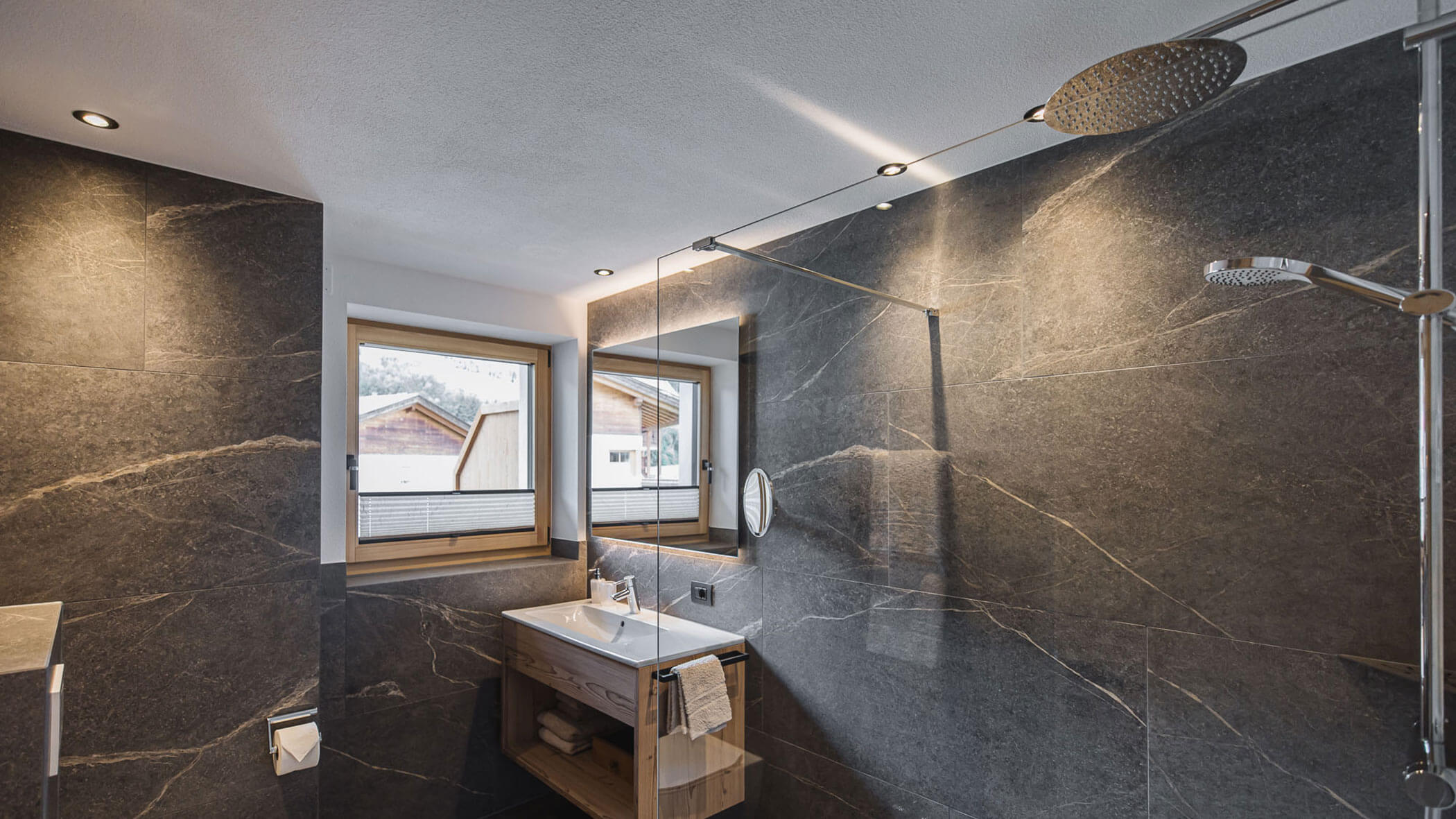 Holiday apartment - bathroom with shower - Obermairhof in Valdaora