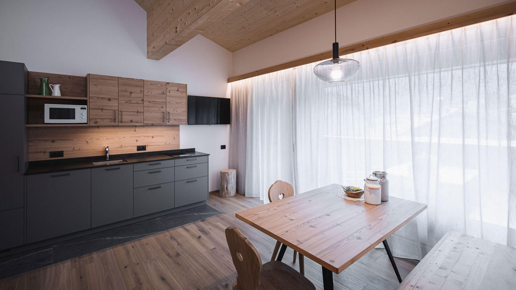 Holiday apartment - dining area & kitchen - Obermairhof in Valdaora