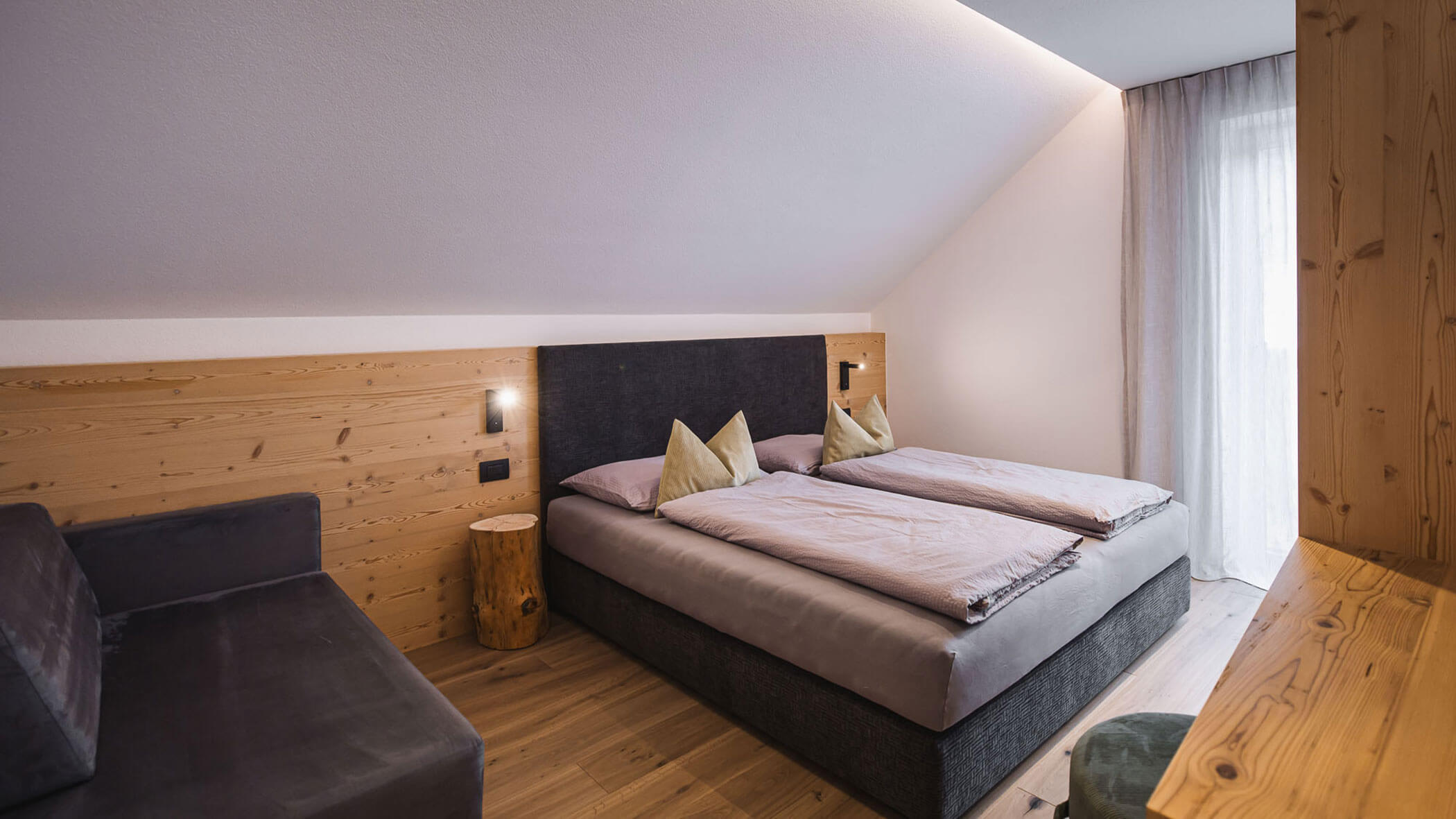 Holiday apartment - bedroom with couch & double bed - Obermairhof in Valdaora