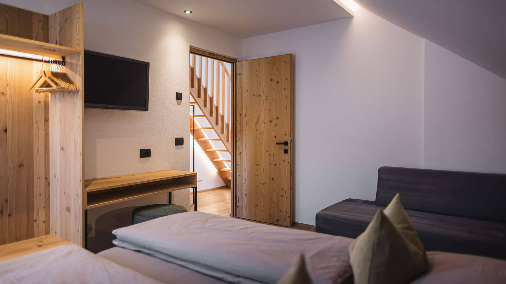 Holiday apartment - bedroom with bed & couch - Obermairhof in Valdaora