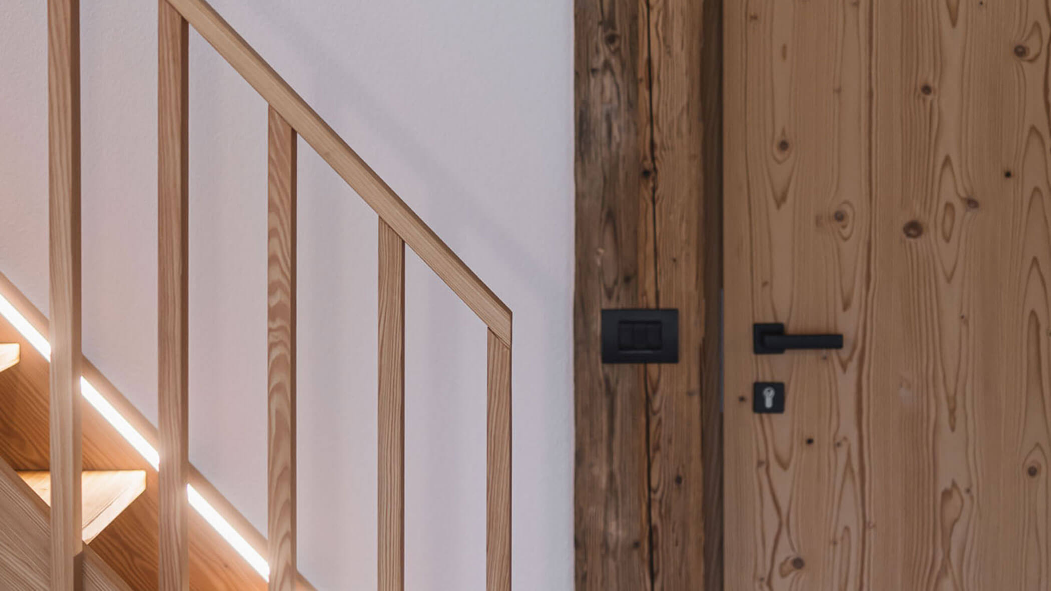 Holiday apartment - detail of wooden staircase - Obermairhof in Valdaora
