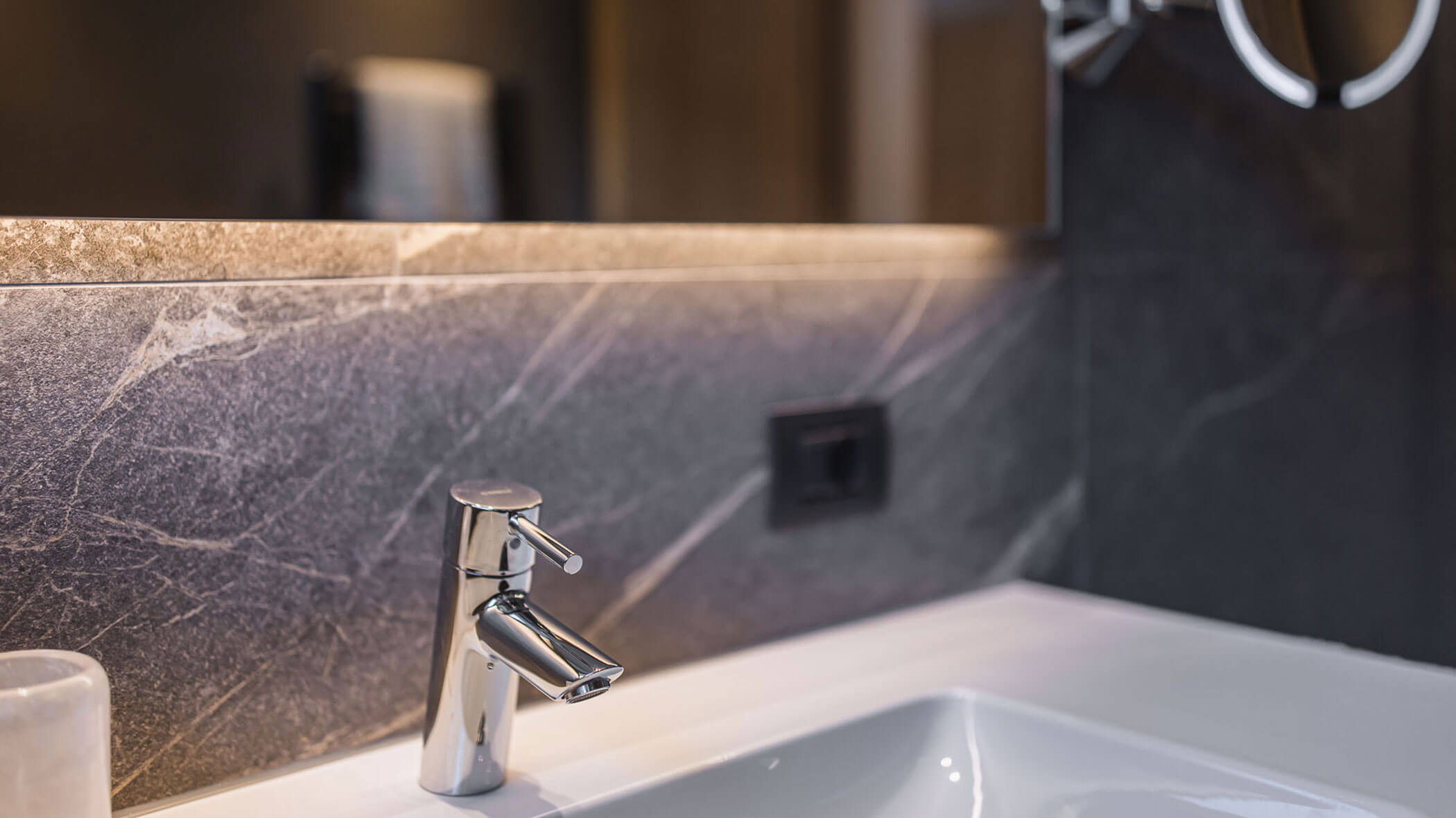 Holiday apartment - detail of bathroom sink - Obermairhof in Valdaora