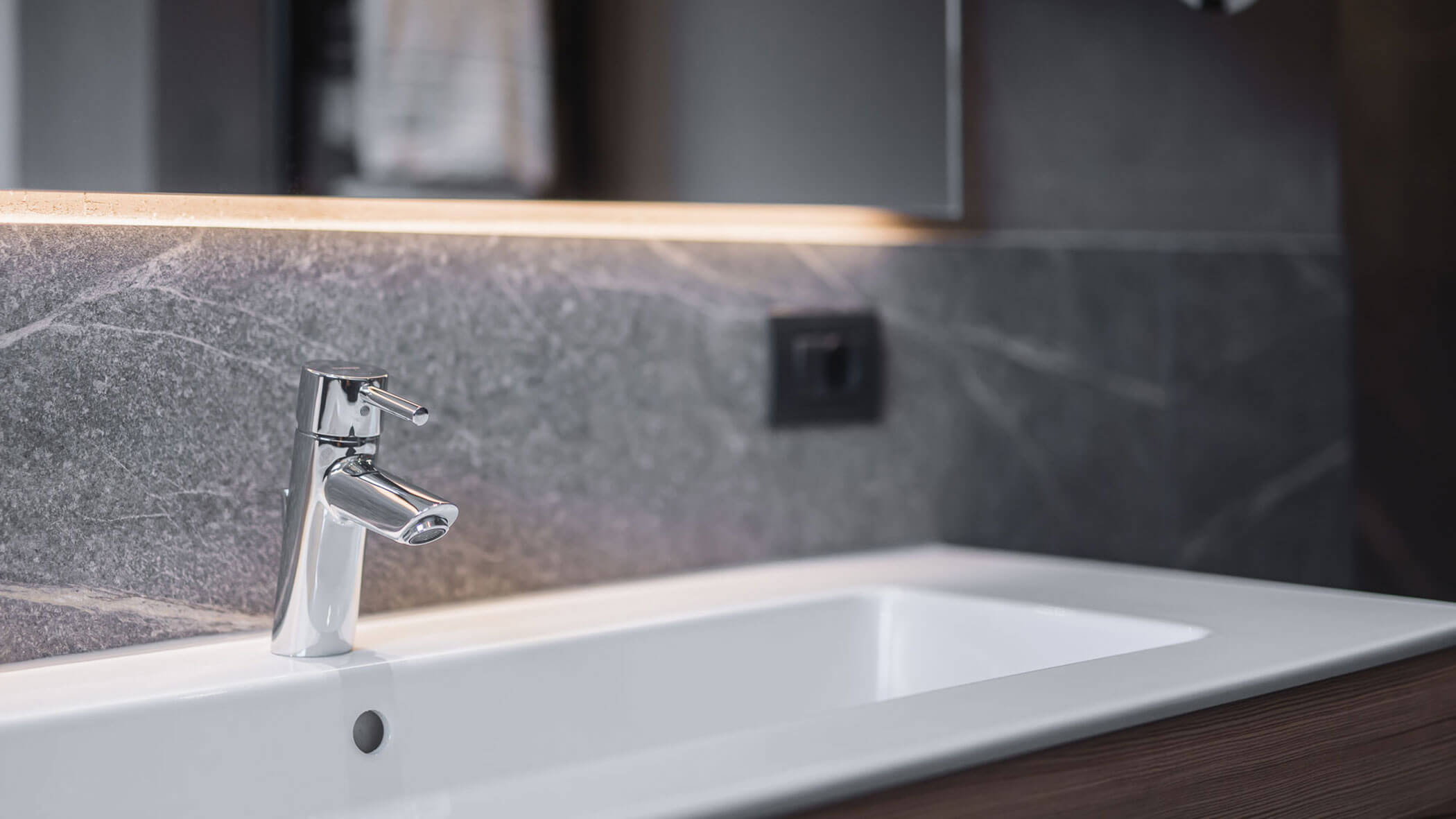 Holiday apartment - bathroom detail view washbasin - Obermairhof in Valdaora