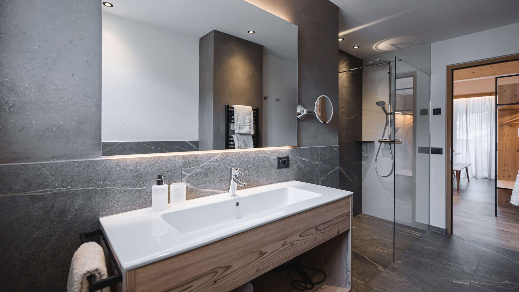 Holiday apartment - bathroom - Obermairhof in Valdaora