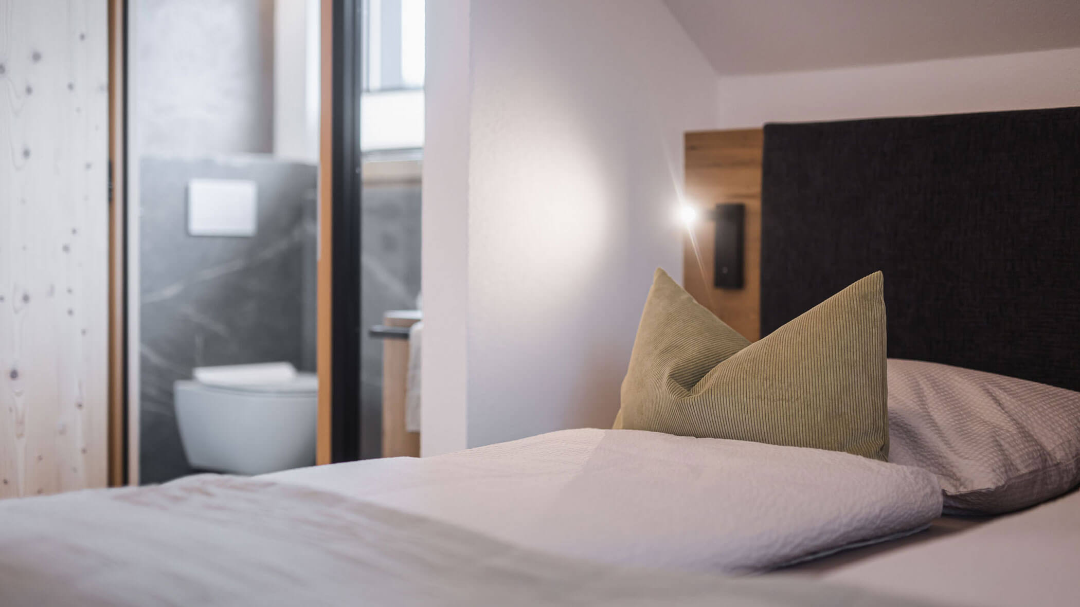 Holiday apartment - detail of bed - Obermairhof in Valdaora