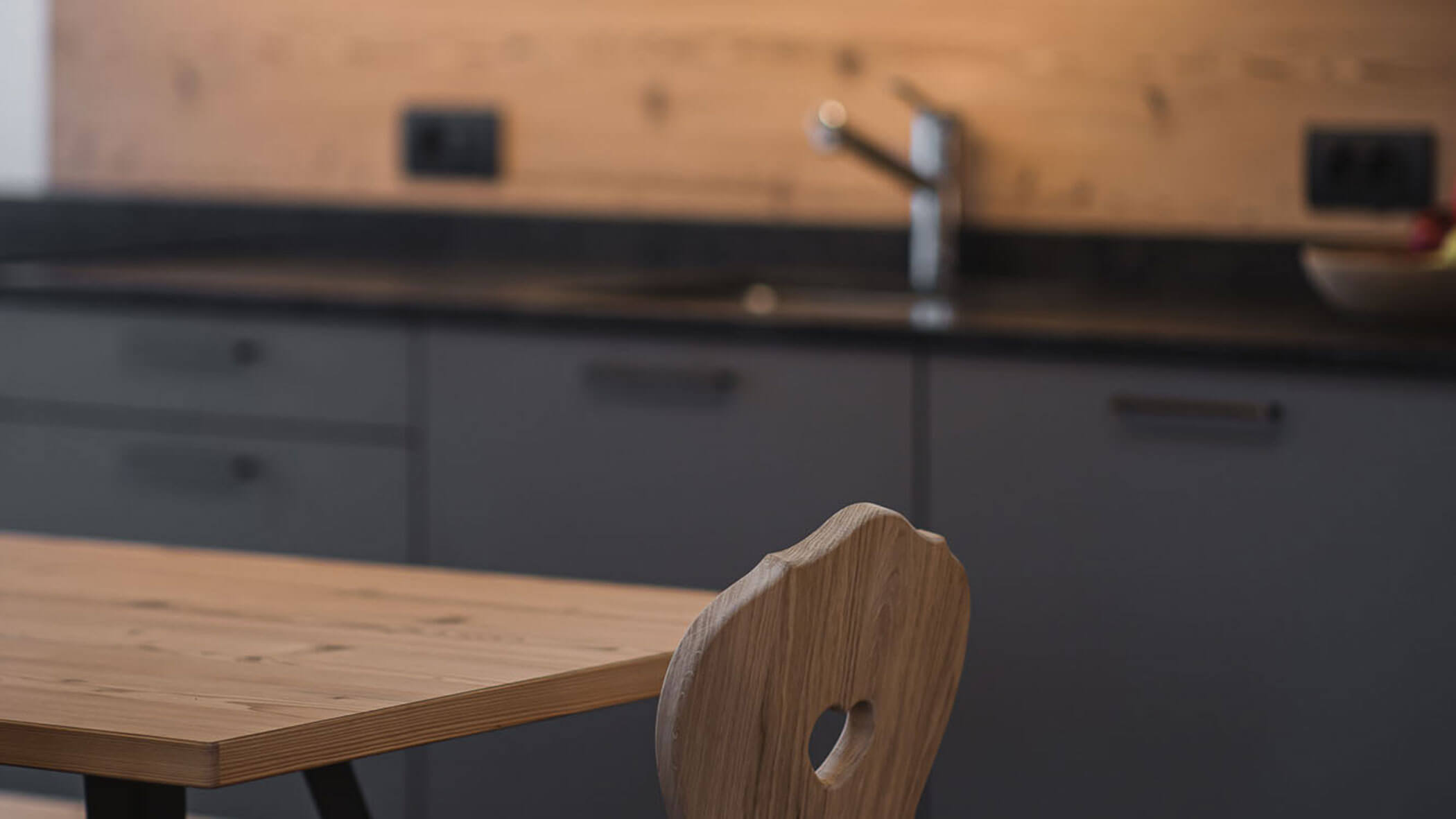 Holiday apartment - detail of dining table with chair - Obermairhof in Valdaora