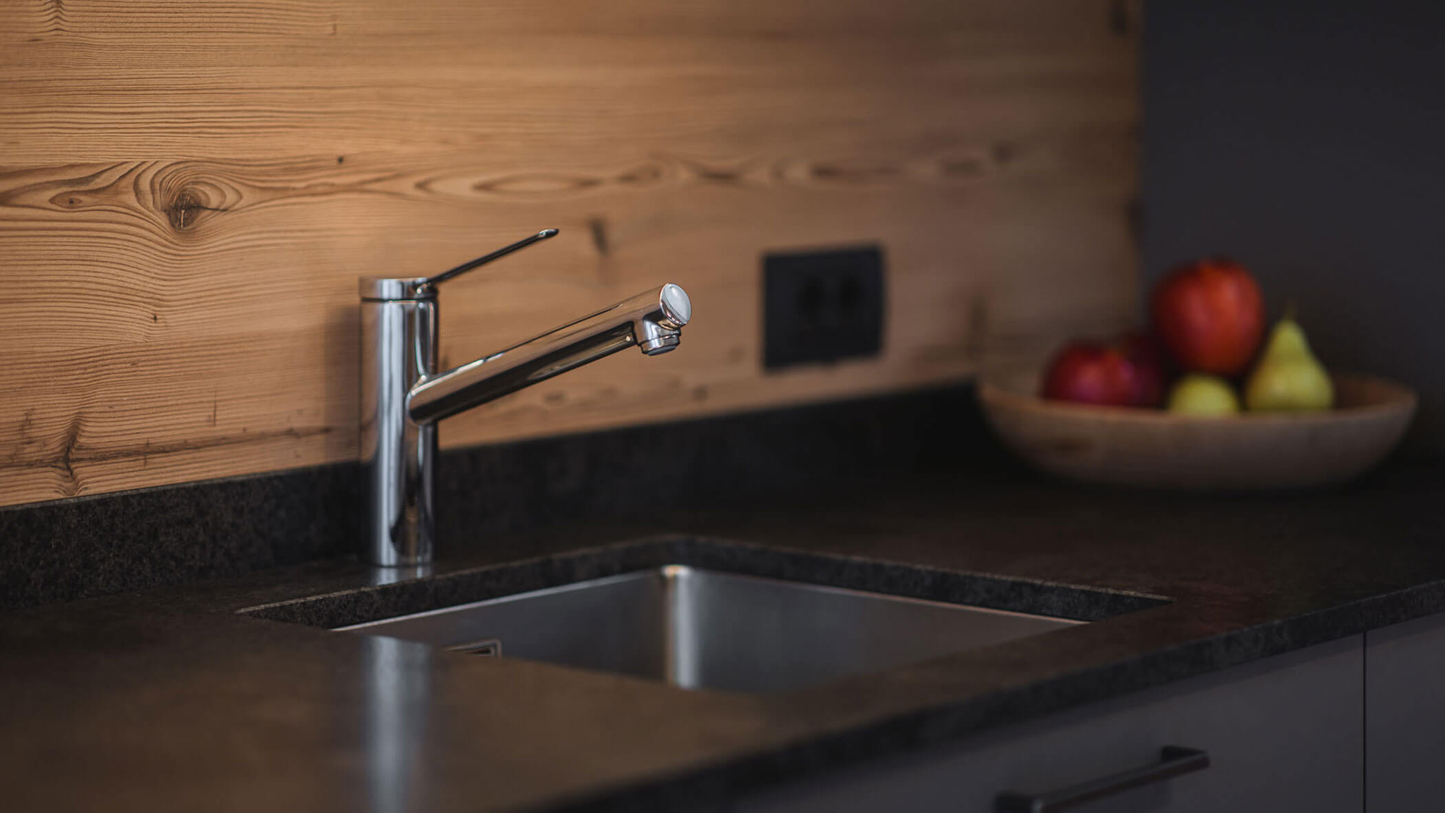 Holiday apartment - detail of the sink in the kitchen - Obermairhof in Valdaora
