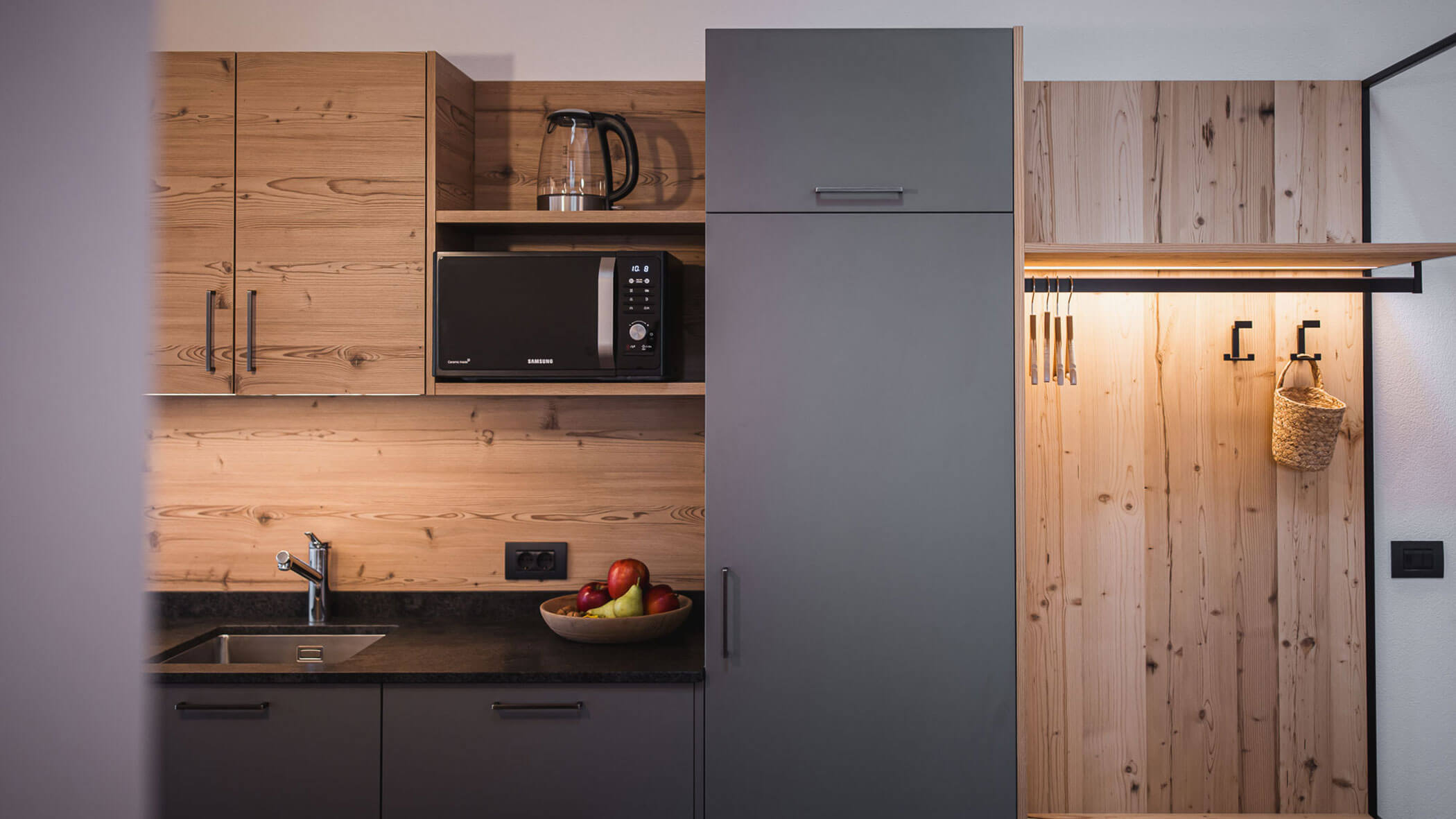 Holiday apartment - kitchen & wardrobe - Obermairhof in Valdaora