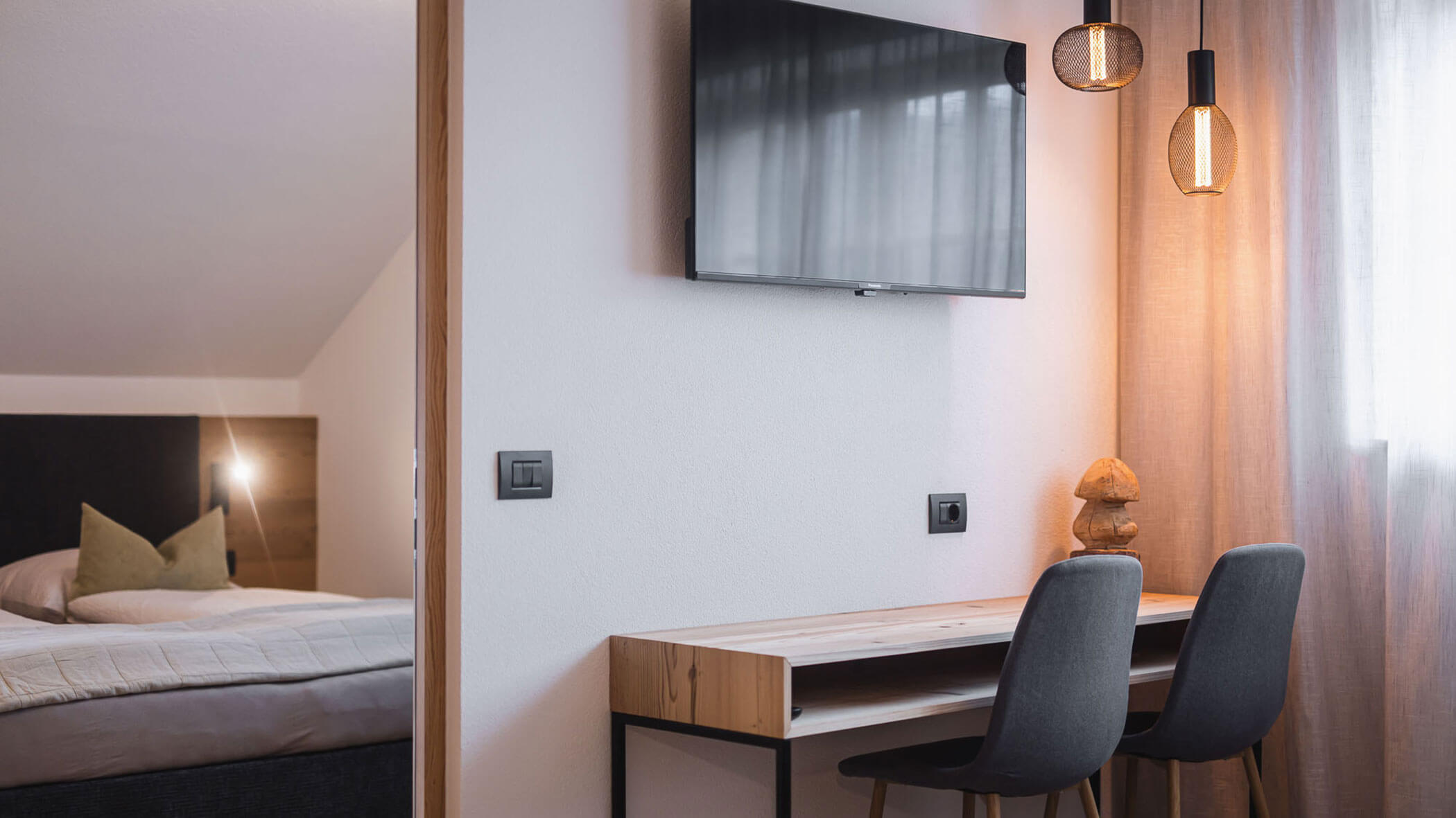 Holiday apartment - desk with TV - Obermairhof in Valdaora